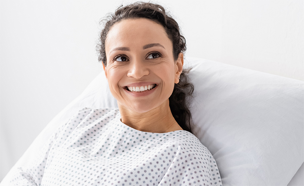 patientin liegt auf bett und schaut nach rechts oben